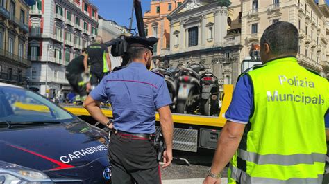 Napoli Quartieri Spagnoli Intervento Dei Carabinieri Per Rimuovere