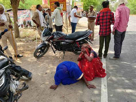 पानी पी रहे युवक को ट्रक ने रौंदा लगाया जाम A Young Man Drinking