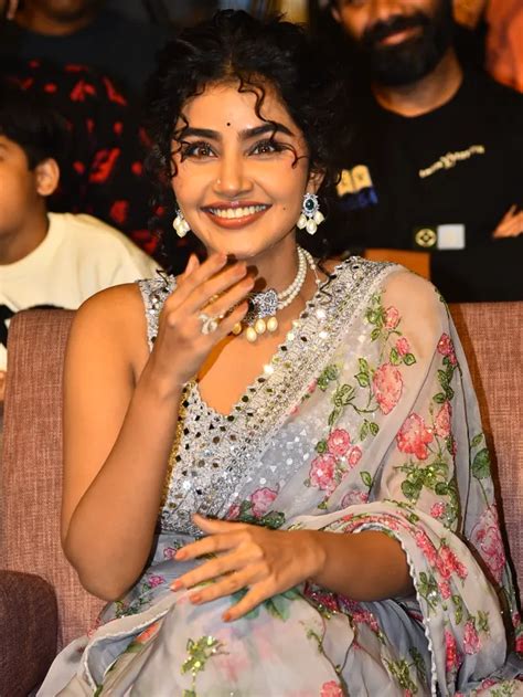 Anupama Parameswaran ఈగల్ ప్రీ రిలీజ్ ఈవెంట్లో చీరలో అలరించిన అనుపమ