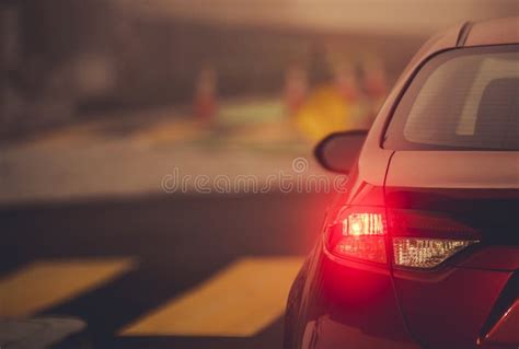 Señal De Giro a La Izquierda Del Vehículo En Una Intersección De