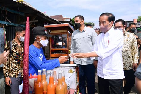 FOTO Tiba Di Bandung Presiden Jokowi Bagikan Bantuan Sosial Di Pasar