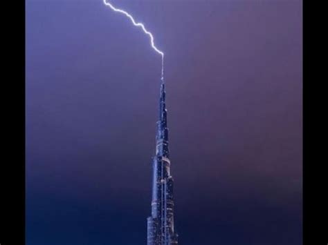 Dubai S Burj Khalifa Gets Struck By Lightning YouTube