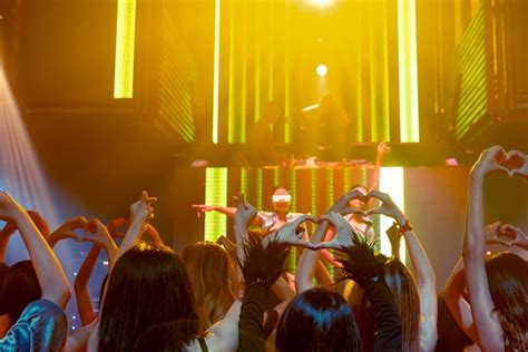 Grupo De Personas Bailan En Discoteca Al Ritmo De La M Sica De Dj En El