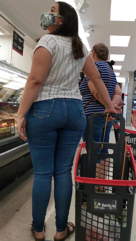 Guapa Se Ora Con Cola Redonda Marcando Calzon Mujeres Bellas En La Calle