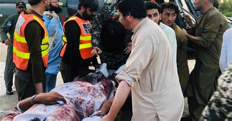 Esplosione durante un raduno politico in Pakistan 75 morti e più di