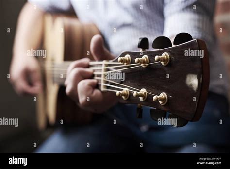 Toca Tu Propia Melod A Un Hombre Irreconocible Tocando Una Guitarra