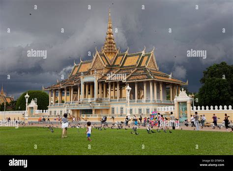 Royal Palace In Phnom Penh Stock Photo Alamy
