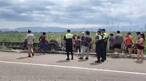 Volcó un camión con gaseosas y lo saquearon en el sur tucumano