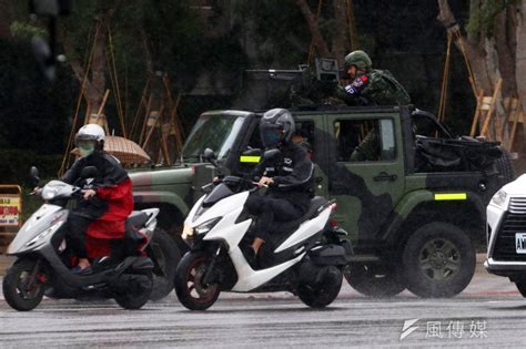 衛戍區臨戰氛圍濃厚！武裝憲兵設「攔檢點」 同框北市上班人車 風傳媒