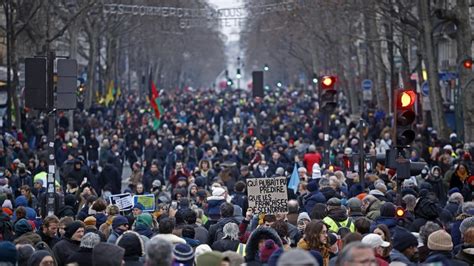 Miles De Personas Salen A Las Calles De Francia En La Tercera Gran