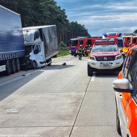 Unfall Auf Der A2 Feuerwehr Befreit LKW Fahrer Aus Eingeklemmter