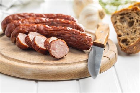 Salchichas De Cerdo Ahumadas Salami En Lonchas Foto Premium