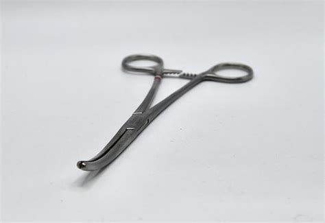 V Mueller SU 2764 Pean Artery Forceps Curved Serrated 8