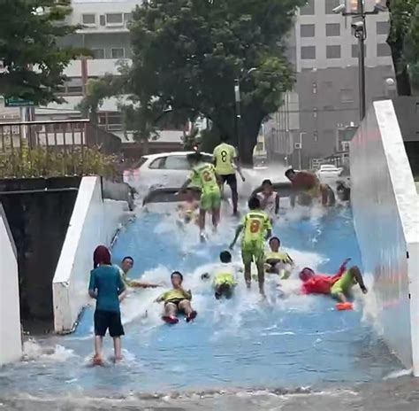 颱風天苦中作樂 田徑場斜坡變成滑水道學生玩得不亦樂乎