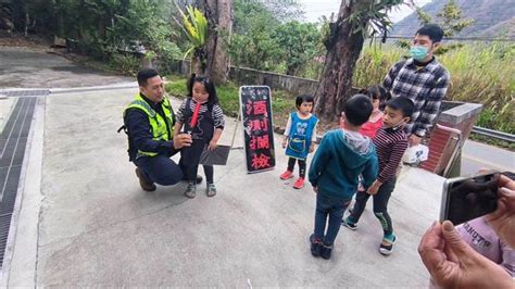 學童訪警所體驗酒測攔檢 直呼喝酒開車真可惡 寶島 中時