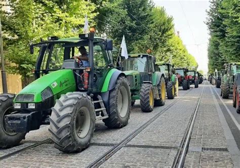 La Dgt Aclara Si Los Tractores Pueden Circular Por La Autov A Y Entrar