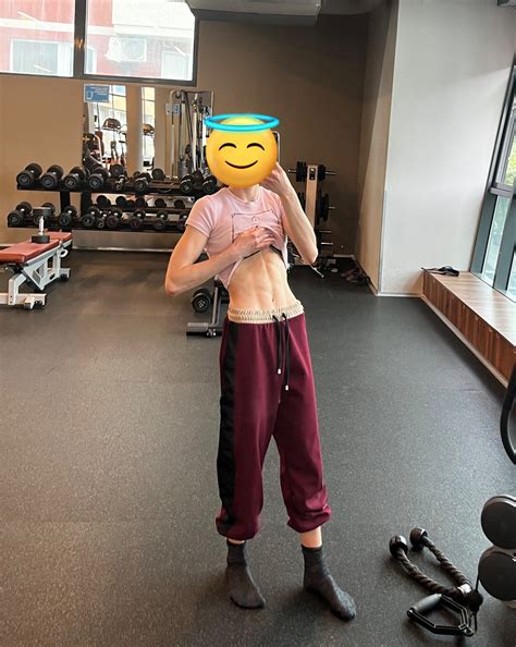 Lea Is NOT Hungry On Twitter Abs No Ass