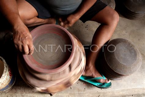 Produksi Cobek Terkendala Cuaca Antara Foto