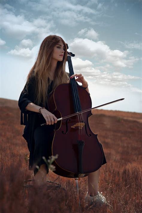 Foto profissional gratuita de ao ar livre, artista, atraente