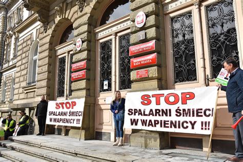 Protest Przed Ratuszem W Bielsku Bia Ej Nie Pozwolimy Zapomnie