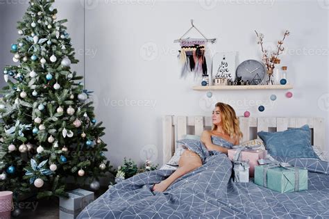 Sexy Modelo Rubia Desnuda En La Cama Con Cajas De Regalo De Navidad