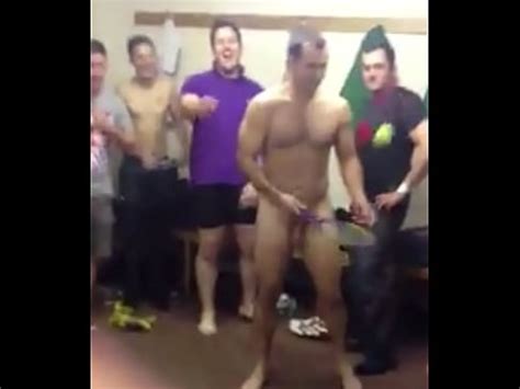 Hombre Desnudo Jugando Al Tenis En El Vestuario XVIDEOS