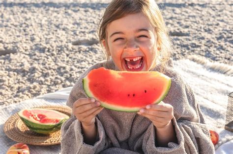 La Petite Fille De Plan Rapproch Mange La Past Que Sur La Plage