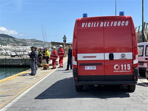 Auto Finisce In Acqua Nel Porto Di Sanremo Era Senza Freno A Mano