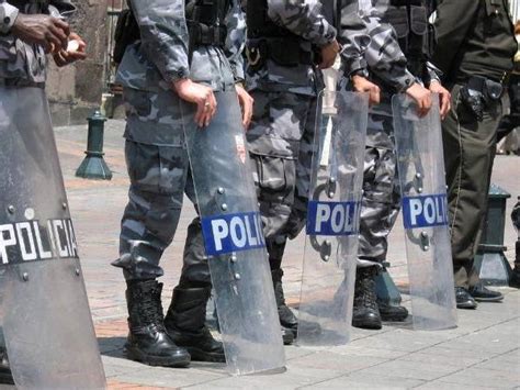 Atacan con piedras y palos a policías durante operativo en Guayaquil