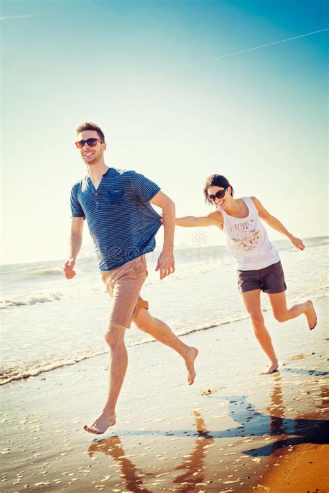 Couples Heureux Jouant Sur Le Bord De La Mer Image Stock Image Du