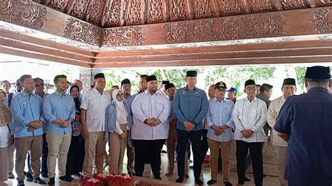 Cucu Bung Karno Mahardika Soekarno Dampingi Prabowo Nyekar Makam Bung