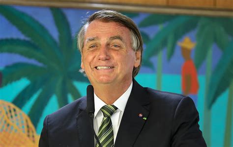 Defesa de Bolsonaro quer adiar depoimento à PF em caso sobre golpe