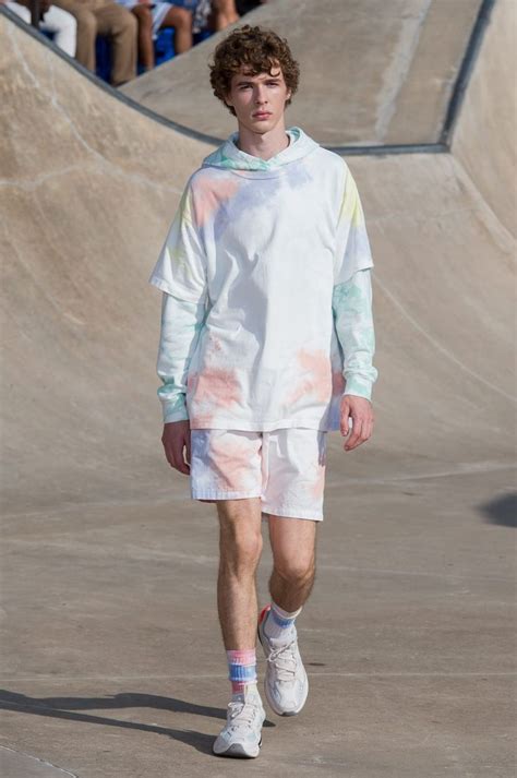 Tie Dye Is Covering The Spring 2019 Runways Tie Dye Fashion Fashion Mens Fashion