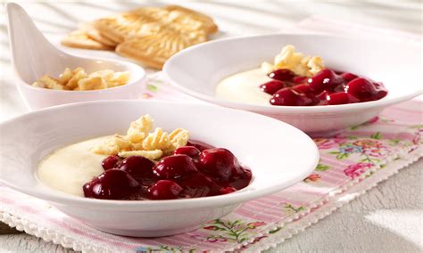 Kirsch Grütze mit Marzipan Vanille Soße Rezept Dr Oetker