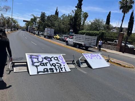 Alumnas de la ECyTE cierran un carril de Dolores del Río exigen