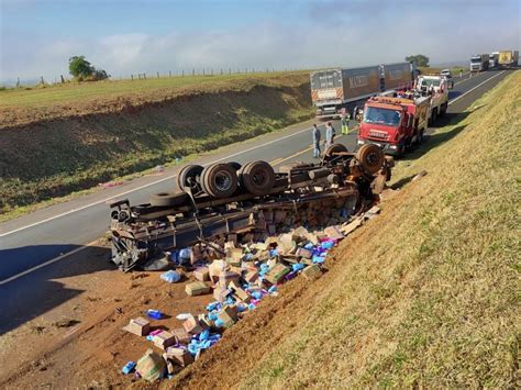 Caminhão tomba e mata motorista de Marília na rodovia BR 153 Marília