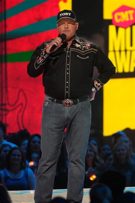 Toby Keith Honored At 2024 Cmt Awards With Moving Tribute From Sammy