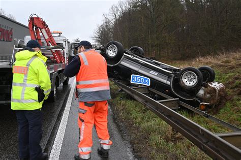 Alleinunfall Pkw Berschl Gt Sich Und Bleibt Auf Dem Dach Liegen