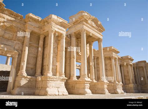 Roman Ruins In The Desert Oasis Of Palmyra Syria Stock Photo Alamy