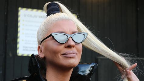 ZAPALILA BEOGRAD Jelena Karleuša došla na nastup UMOTANA U TRAKE s se