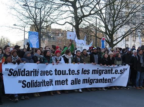 Des Milliers De Personnes Solidaires Des Migrants Manifestent Contre La