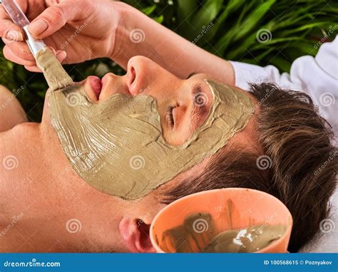 Masque Facial De Boue De Femme Dans Le Salon De Station Thermale