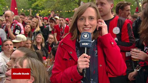 Reporterin Juliane Fliegenschmidt Berichtet Aus Einem Biergarten In