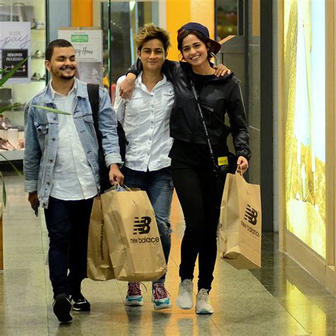 Nanda Costa E Lan Lahn Posam Agarradinhas Em Shopping No Rio De Janeiro