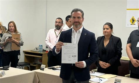 Entregan constancia de mayoría a Adrián de la Garza