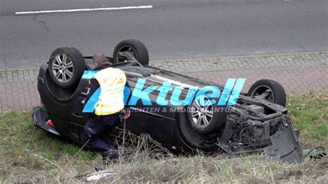 Spektakul Rer Unfall Auto Hebt Nach Zusammensto Auf Br Ckengel Nder