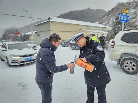 【平安春运 交警同行】晋中公安交警雪天执勤保畅通 守护平安出行路澎湃号·政务澎湃新闻 The Paper