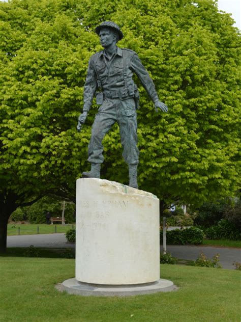 Charles Upham (VC and Bar) Statue - Amberley - TracesOfWar.com