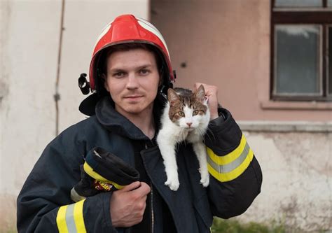 Nahaufnahme Des Heldenhaften Feuerwehrmanns In Schutzanzug Und Rotem