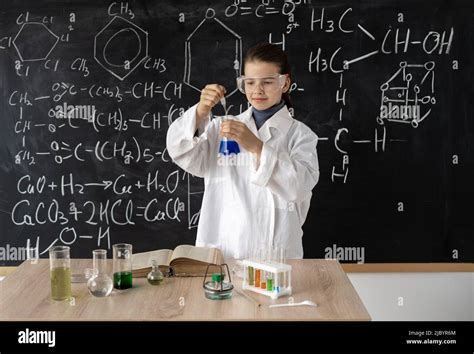 Enfant Scientifique En Blouse De Laboratoire Avec Flacons Chimiques